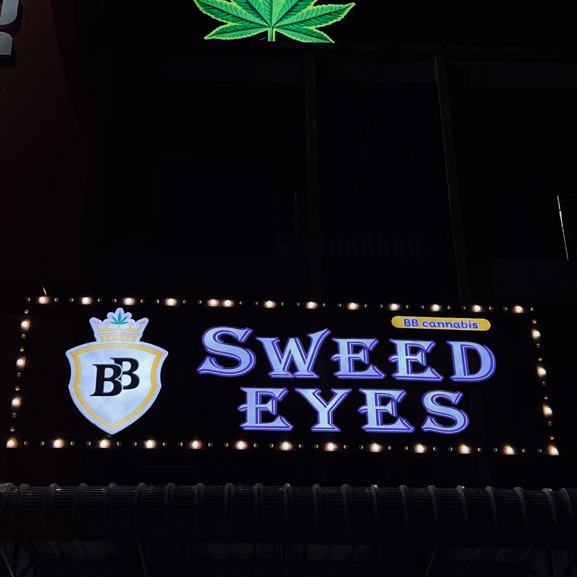 Bangkok의 대마초 매장 Sweed Eyes 로고