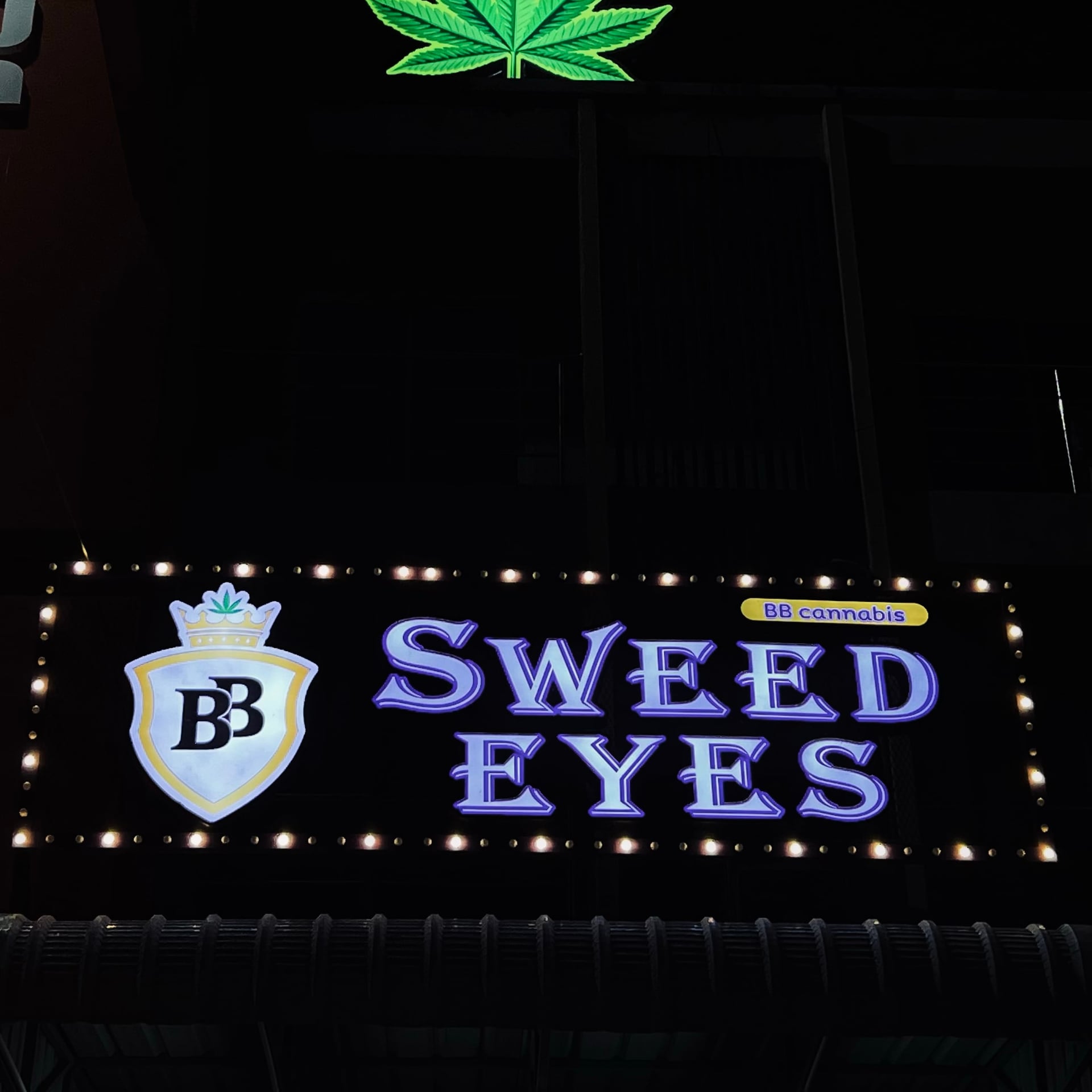 Bangkok의 대마초 매장 Sweed Eyes 로고