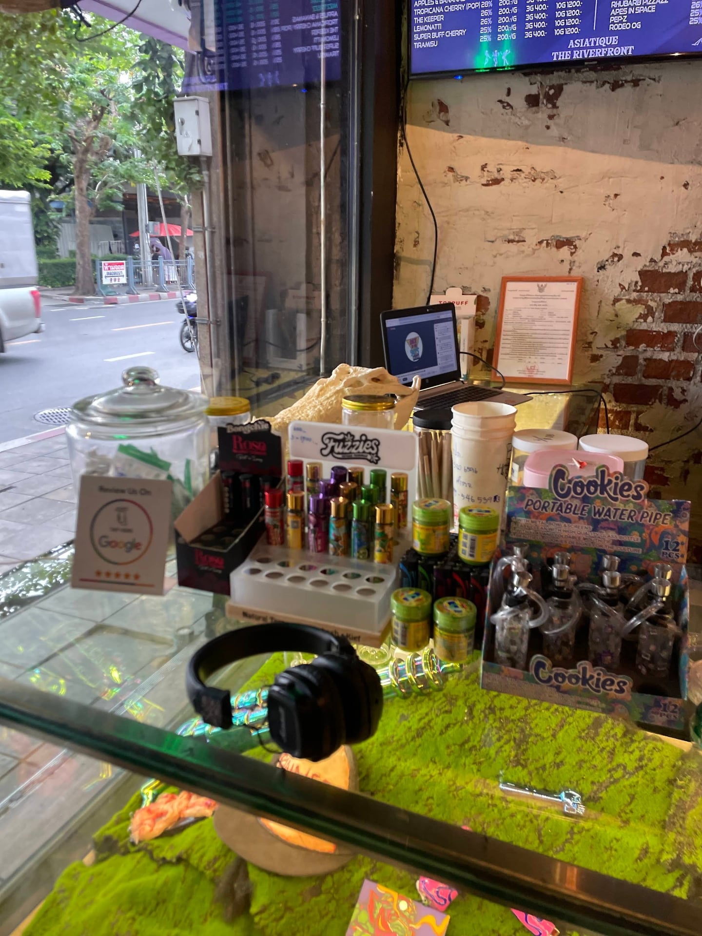 Dead Stoned Cannabis & Craft Beer Asiatique