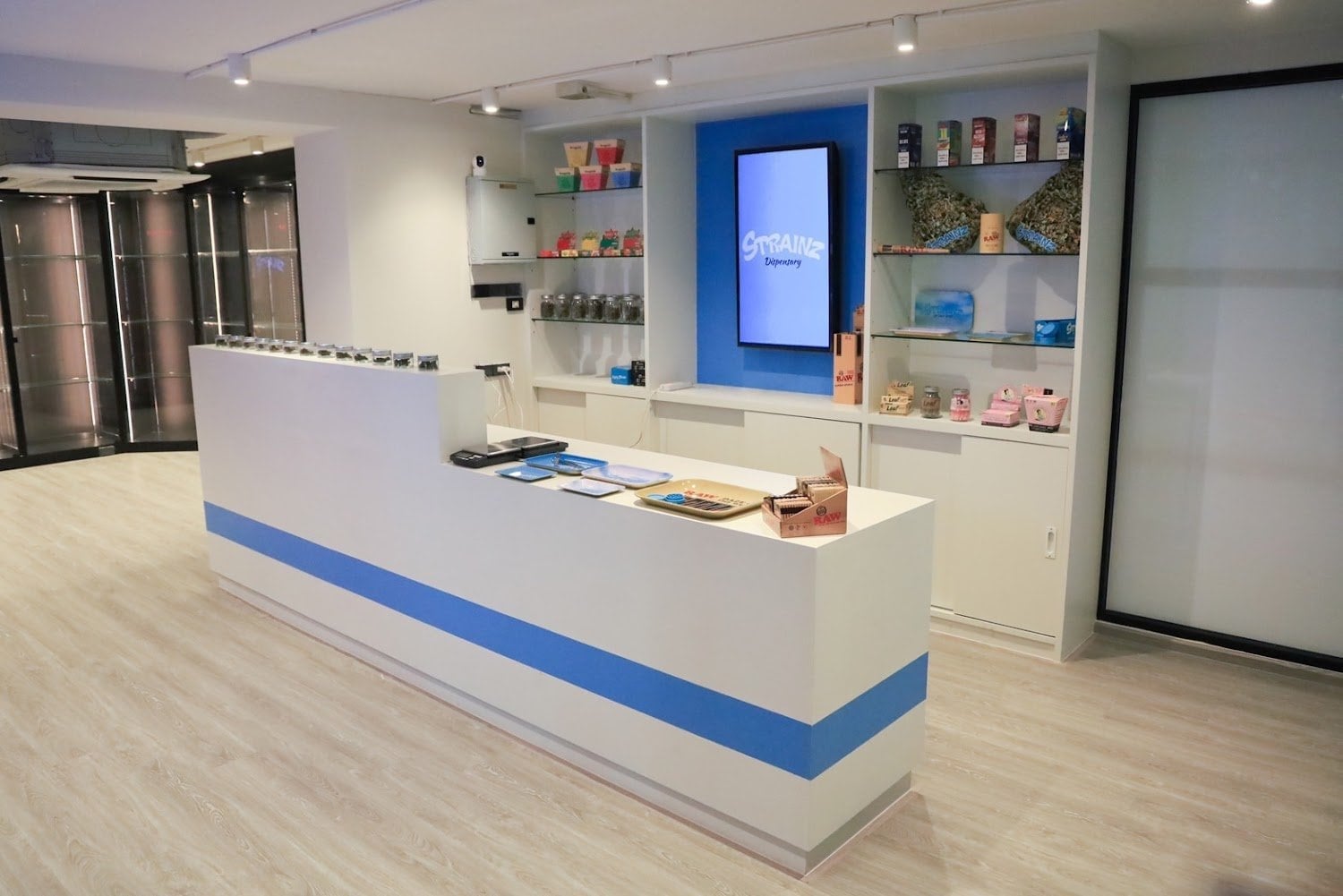 Strainz Ekkamai Dispensary & Headshop