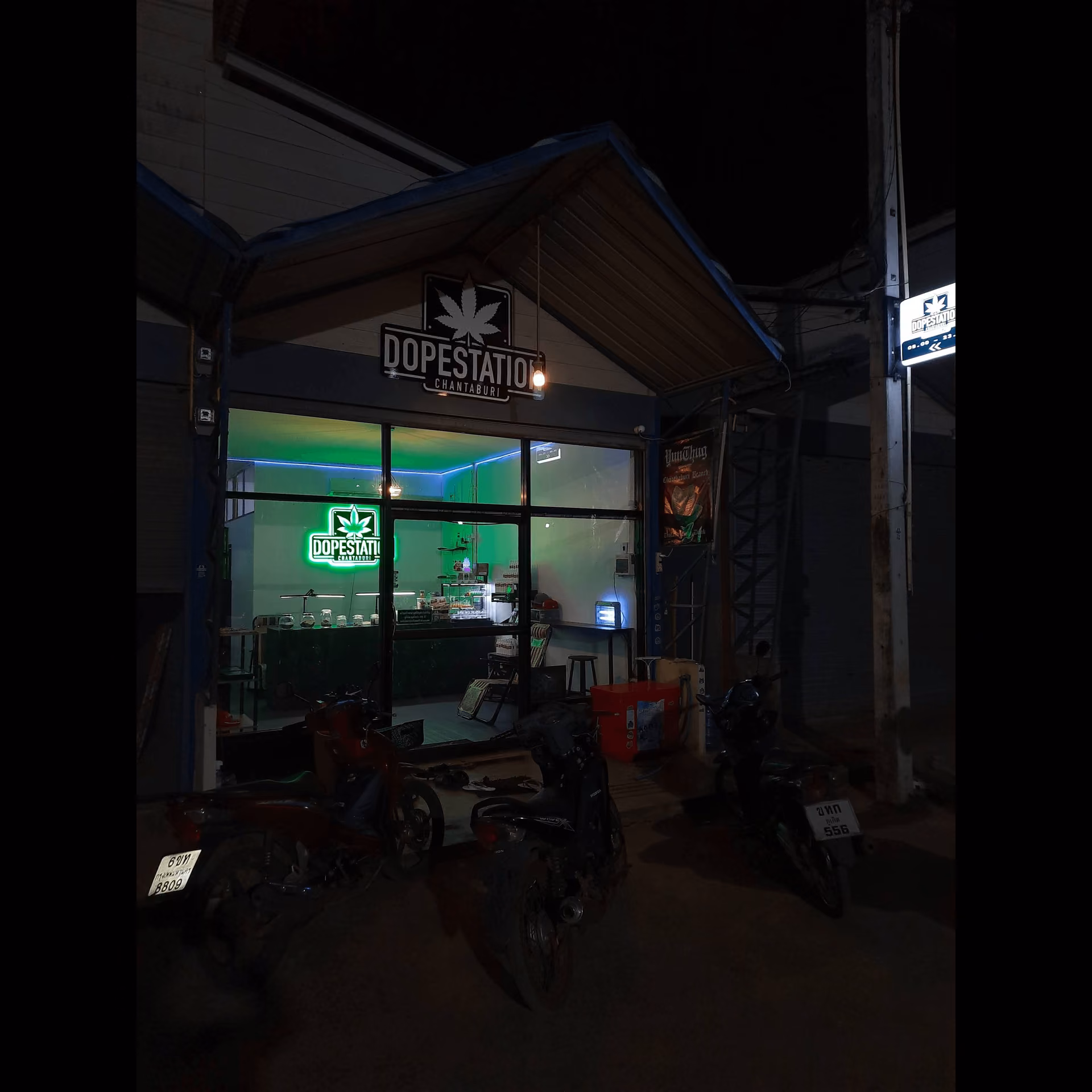 Pong Nam Ronの大麻ショップ Dope Station ロゴ