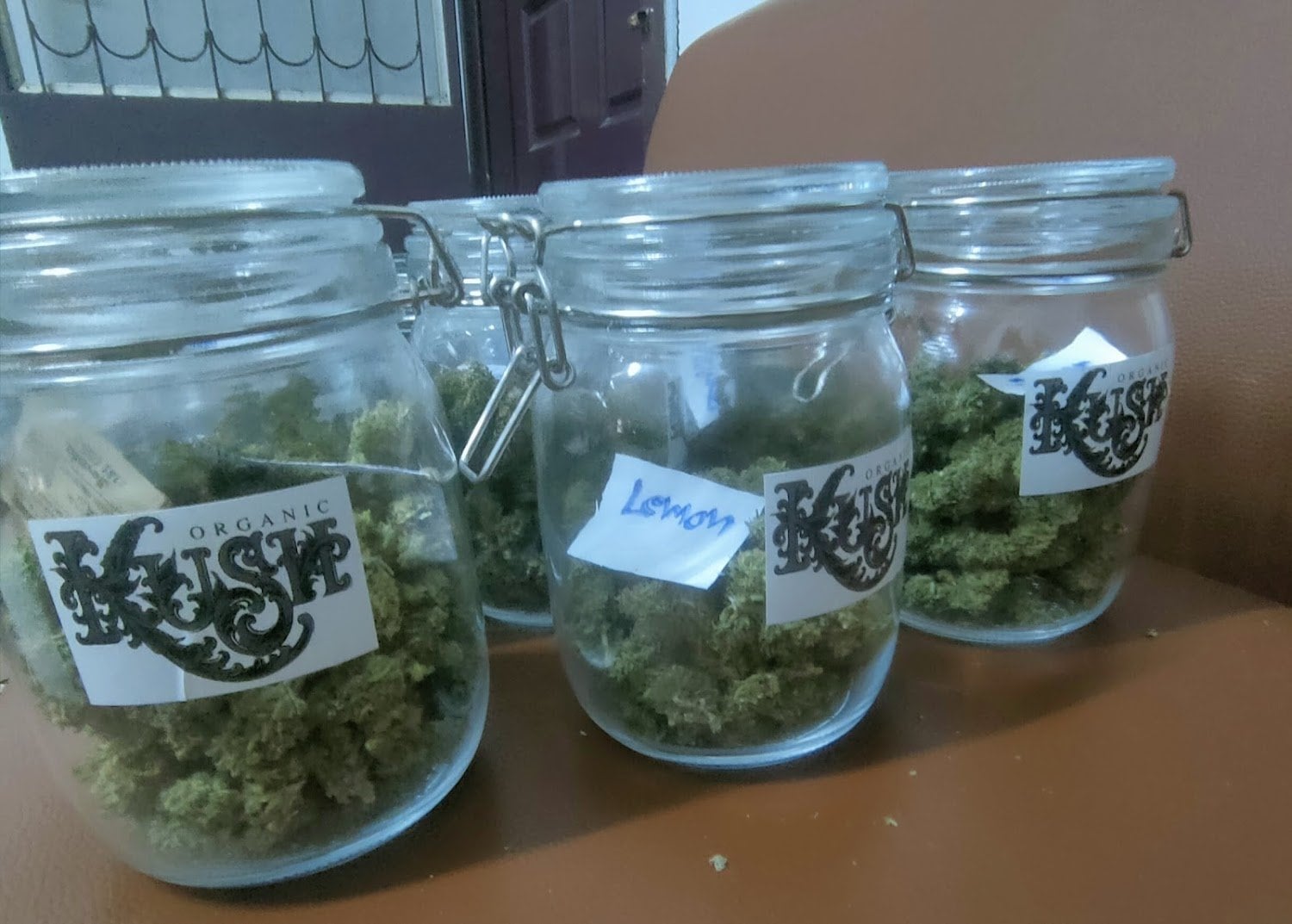 HIGH & ROLL WEED SHOP .