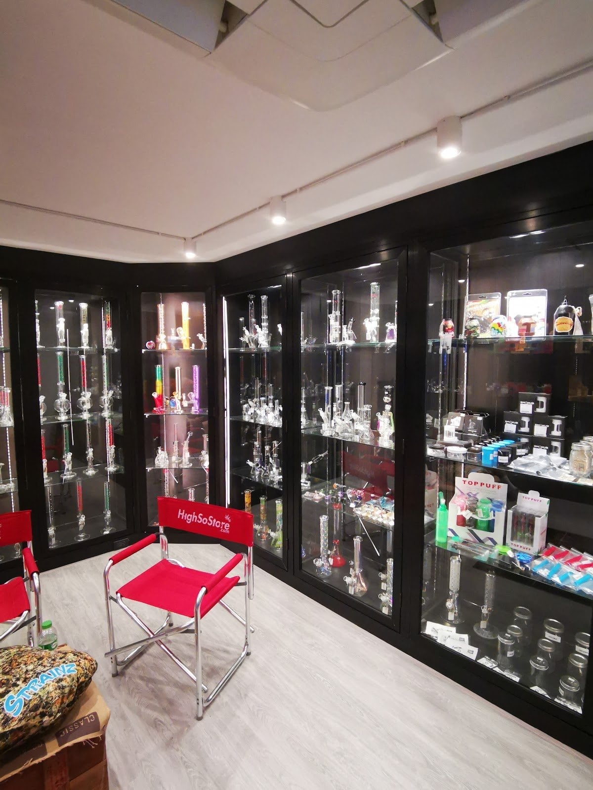 Strainz Ekkamai Dispensary & Headshop