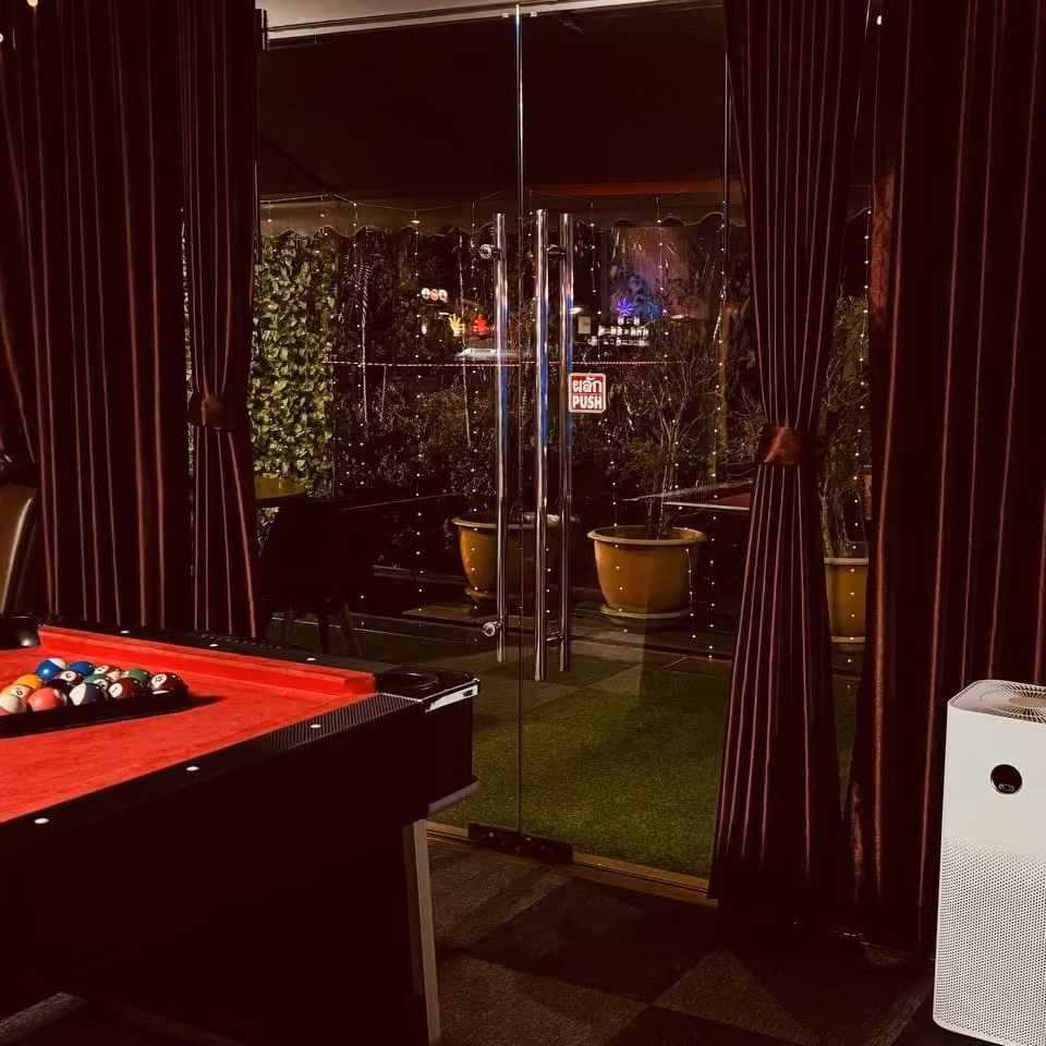 مستوصف القنب Weed Father Cannabis Lounge Bar Medical Marijuana في Pattaya شعار