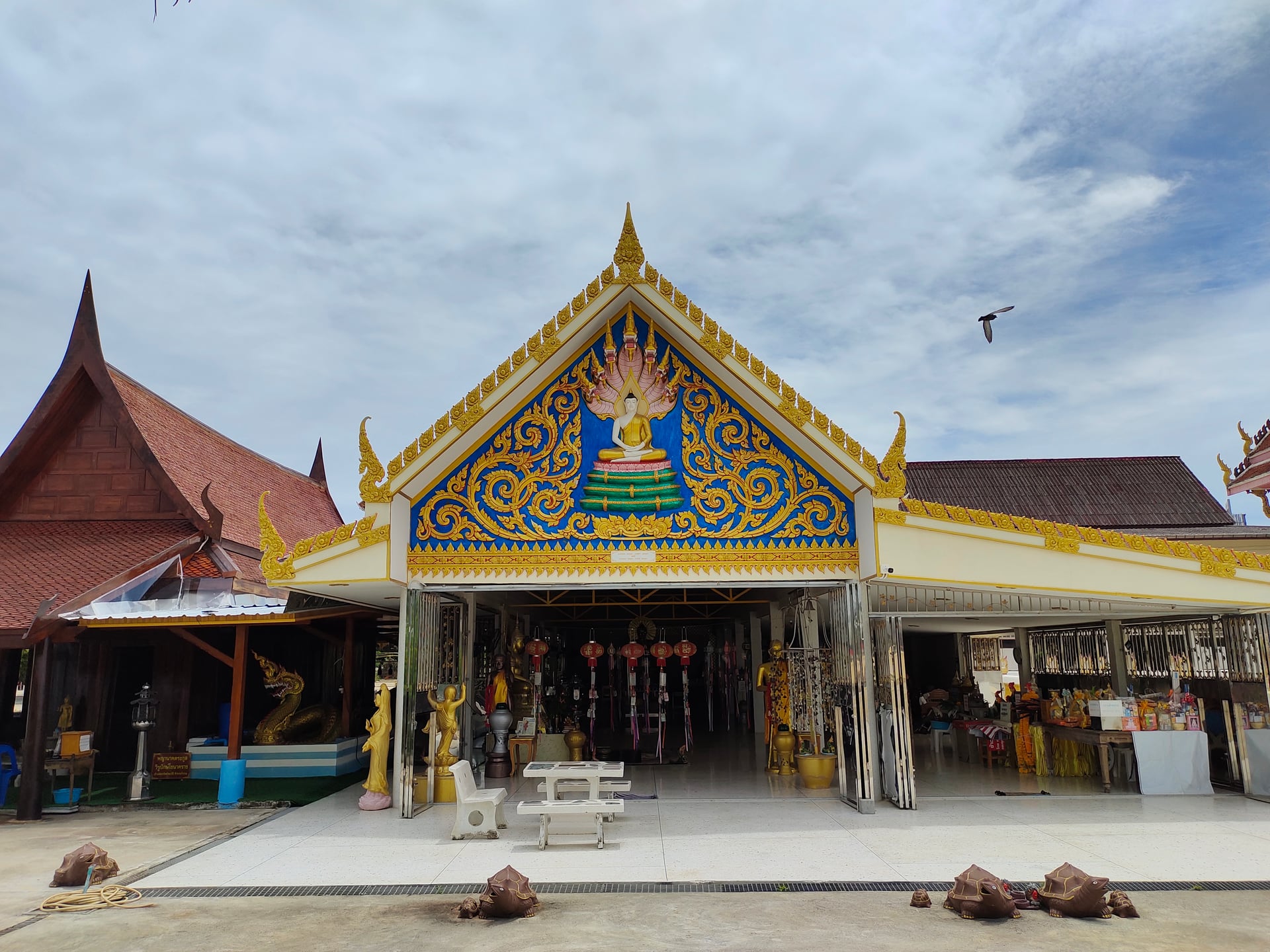 HLC HeavenLandCannabis Floating Market
