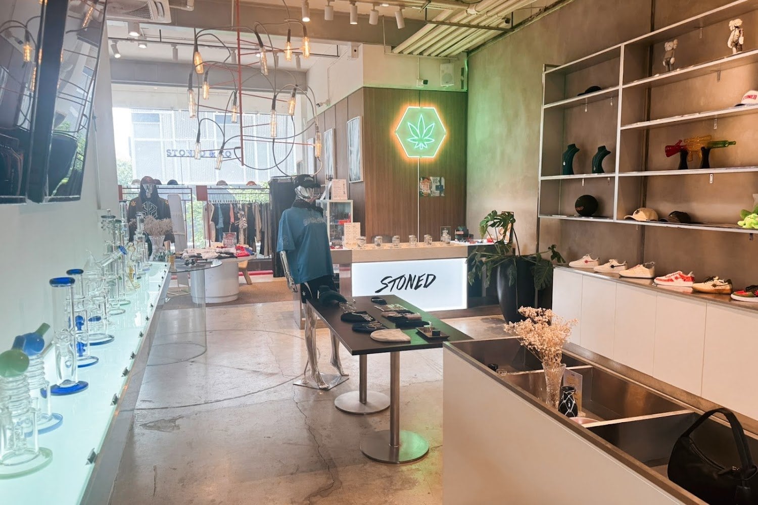 Stoned & Co Thonglor - Fashion And Medical Dispensary Lounge