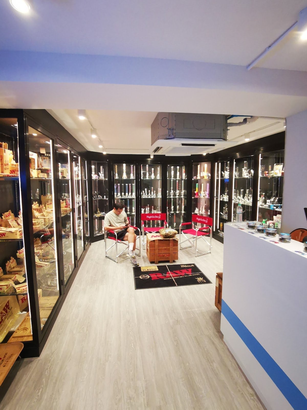 Strainz Ekkamai Dispensary & Headshop